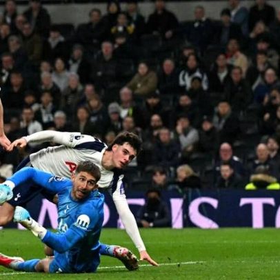 Arsenal amplia vantagem ao vencer Tottenham com dois golos de Gyökeres