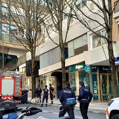 Fissuras em prédio de vários andares obrigam corte de rua no centro do Porto