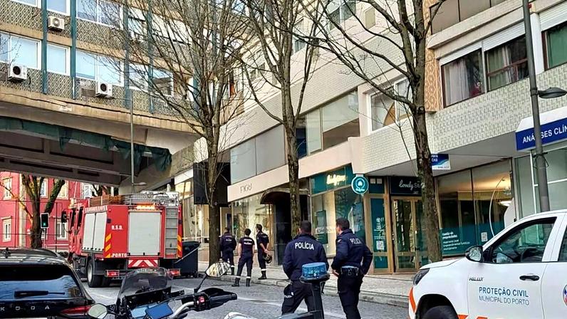 Parte da rua foi cortada