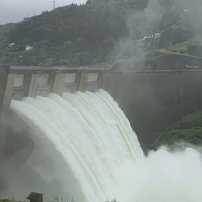 Barragens em todo o país descarregam devido ao mau tempo