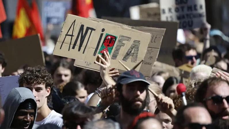 Estudante espancado em França morre, alegadamente por grupo de esquerda