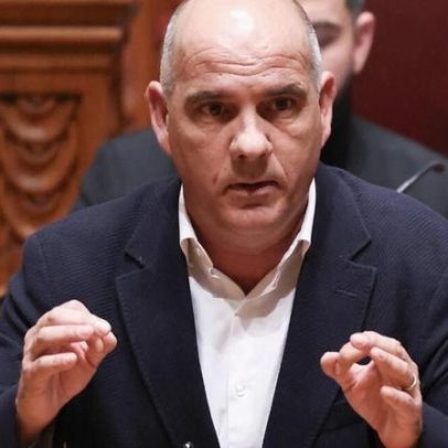 PCP acusa Governo de mentir sobre lay-off; PM afirma rendimentos assegurados.