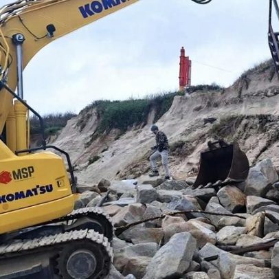 Obras de estabilização do paredão da praia de Moledo arrancadas após derrocada