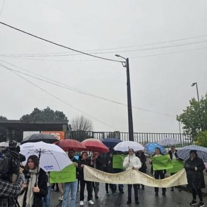 Crianças levam mantas ao frio; escola de São Pedro da Cova deteriora aos poucos