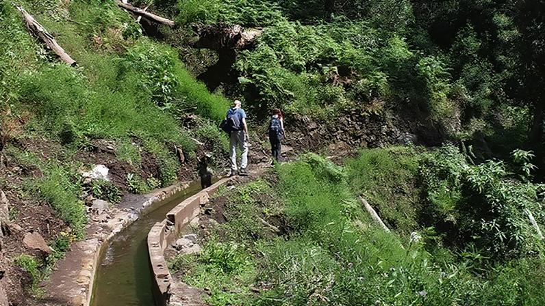 Bombeiros encontram casal de turistas que pediu auxílio no Curral