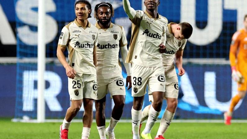 O Lens lidera o campeonato francês, com mais um ponto do que o PSG