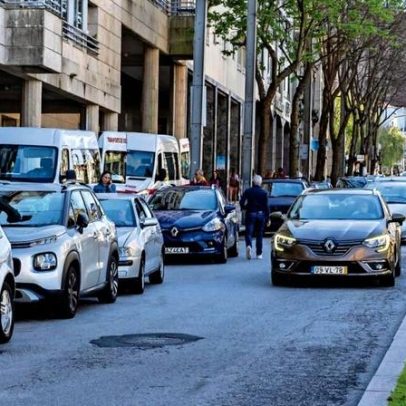 TVDE bate na fachada do Novo Banco durante perseguição a clientes que agrediram