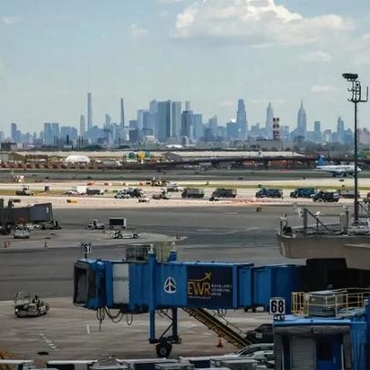Aeroporto de Newark fecha para evacuação e remoção de avião com falha no motor