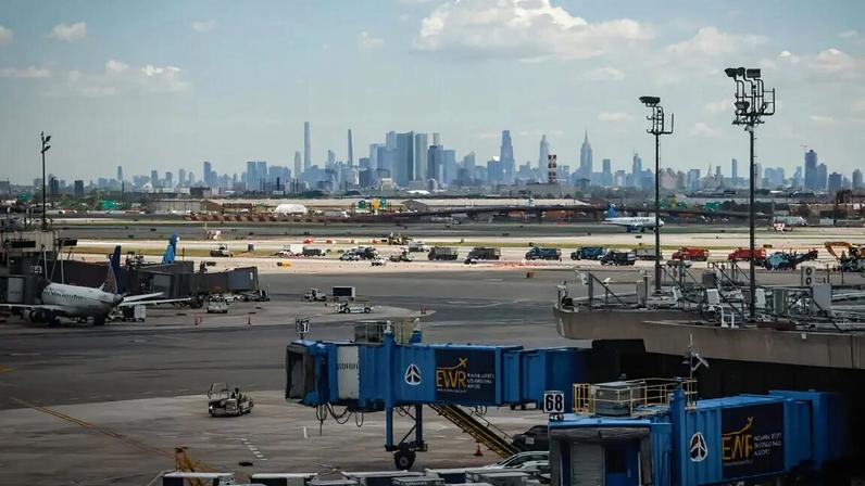 Um voo da JetBlue que partiu de Newark às 17.43 teve de regressar poucos minutos depois devido a uma falha no motor