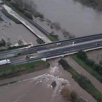 Mondego galga margem e dique perto do viaduto da A1 em Coimbra