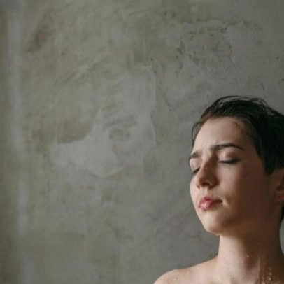 Tomar banho no escuro ajuda a dormir? Saiba mais sobre a tendência