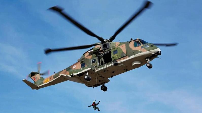 Também foi acionado um helicóptero da Força Aérea Portuguesa para as operações de busca