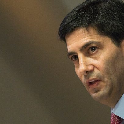 Kevin Warsh, novo líder da Fed, enfrenta cortes de juros propostos por Trump