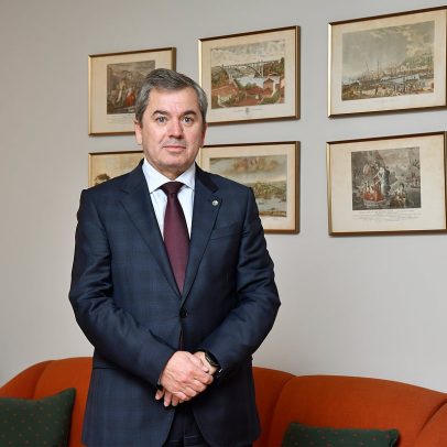 UE aplica taxa de 3 euros sobre produtos chineses, dizem críticos