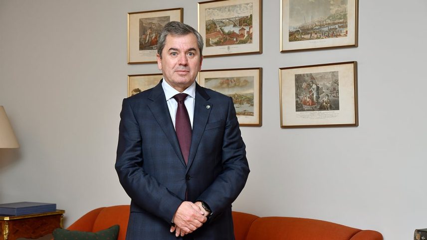 UE aplica taxa de 3 euros sobre produtos chineses, dizem críticos