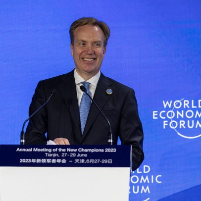 CEO do Fórum Económico Mundial demite-se após inquérito sobre ligações a Epstein