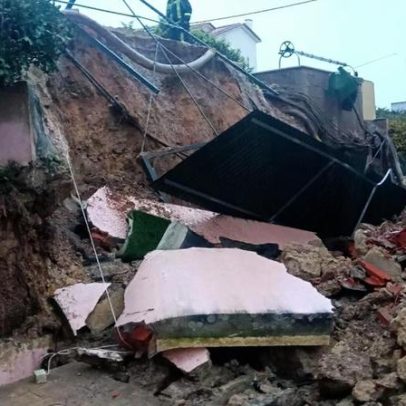 Muro desaba em habitação na Charneca da Caparica e destrói quarto