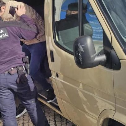 Jovem acusado de instigar massacres no Brasil recusa falar em tribunal