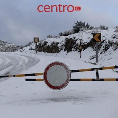 Queda de neve corta estradas na Serra da Estrela