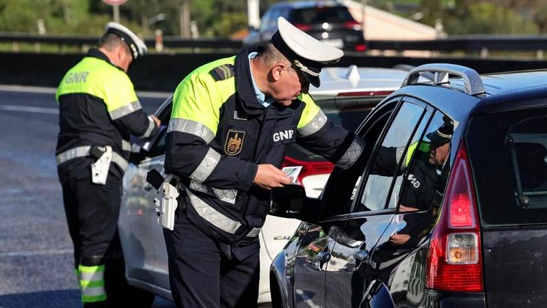 Condutor não obedeceu à ordem de paragem e causou acidente quando tentava fugir aos militares