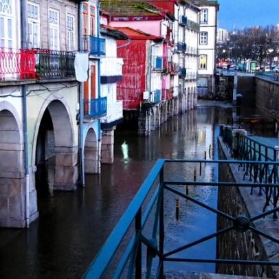 Água sobe no Douro, Miragaia atenta à próxima maré alta