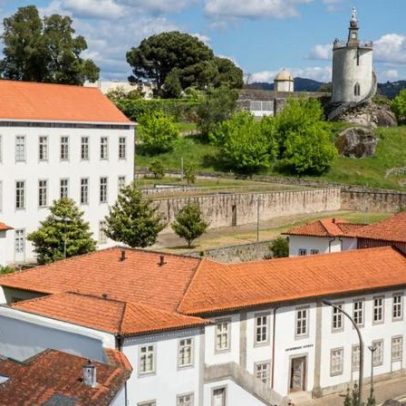 Professora da Católica reivindica 80 mil euros após corte unilateral de salário