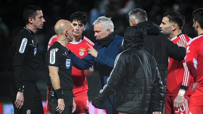 José Mourinho criticou o tempo de compensação dado pelo árbitro Luís Godinho