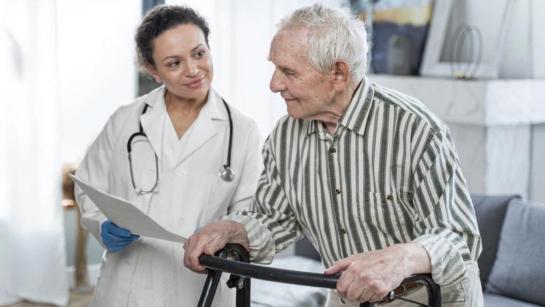 Ministra quer levar mais cuidados de saúde aos lares para evitar internamentos sociais