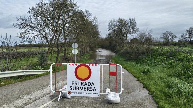 Proteção Civil alerta para subida dos caudais do Tejo nas próximas horas e dezenas de estradas submersas na região
