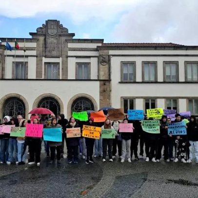 Alunos exigem obras na Domingos Capela para criar espaço digno
