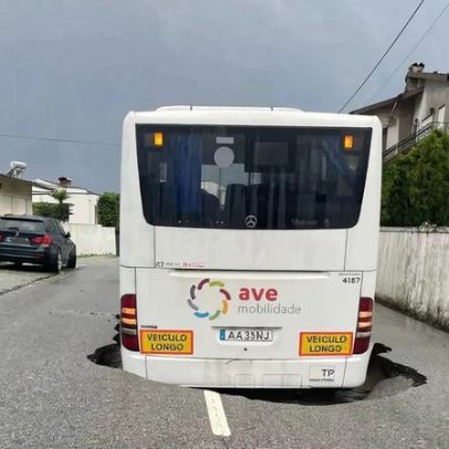 Autocarro fica preso em buraco que abriu na estrada em Famalicão