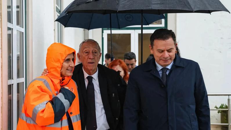 O presidente da República, Marcelo Rebelo de Sousa, acompanhado pelo primeiro-ministro, Luís Montenegro, e pela presidente da Câmara Municipal de Coimbra, Ana Abrunhosa, na quarta-feira