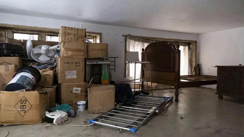 Grupo de pessoas vivia em prédio sem condições de higiene