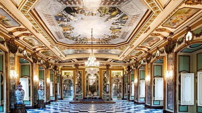 O restaurante tem uma decoração inspirada na selva.