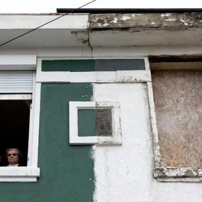 Obras no Porto levam morador a dormir no sofá há dois anos