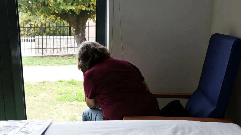 Uma idosa vítima de violência doméstica numa das casas abrigo que existe para as acolher. O número de idosos vítimas de crime e violência continua a aumentar, sobretudo mulheres como «Odete», «Etelvina» ou «Gertrudes», que vivem atualmente numa casa de abrigo depois de anos de abusos por maridos e filhos, 21 de novembro de 2025. (ACOMPANHA TEXTO DE 23 DE NOVEMBRO DE 2025). PAULO NOVAIS/LUSA