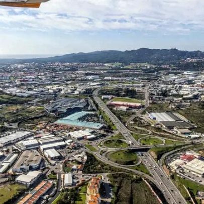 Carro despista-se e capota num descampado em Fafe