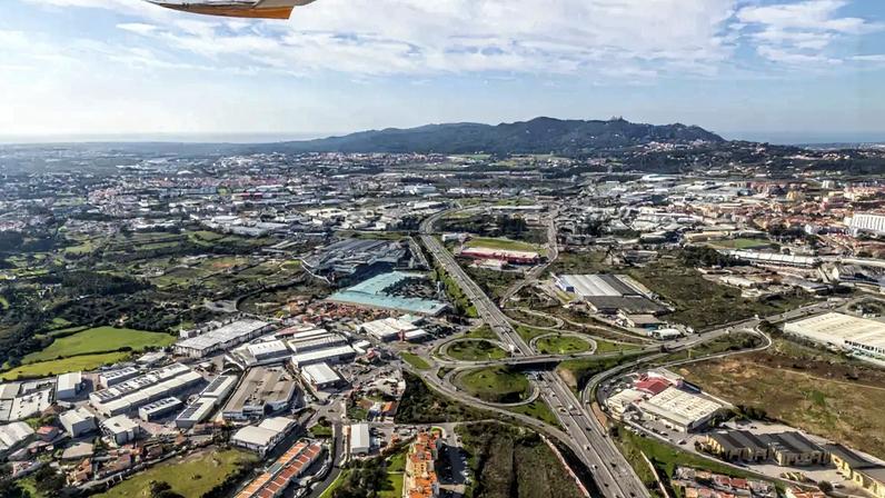 O automóvel capotou totalmente num descampado