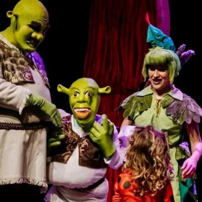 Concursos de máscaras no palco de A Bela e o Monstro e Pocahontas