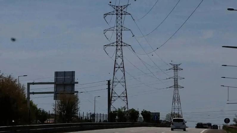 Cortes de energia ainda afetam milhares de clientes após a passagem da depressão Kristin