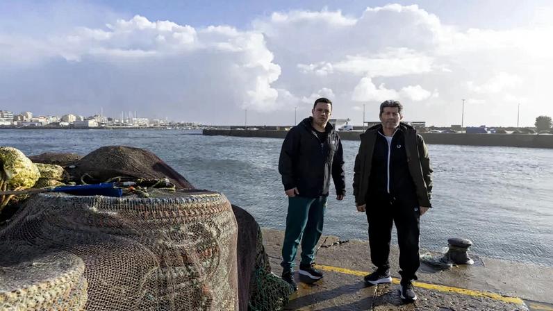 Armadores Augusto Marques e Fábio Craveiro. O mau tempo paralisou a atividade piscatória na orla costeira portuguesa
