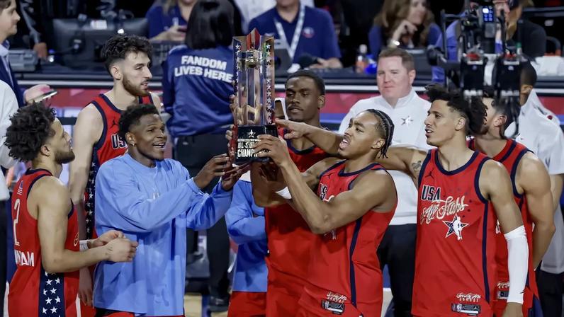 Equipa dos jovens ergue o troféu
