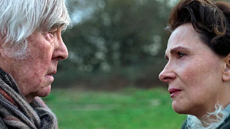 Tom Courtenay e Juliette Binoche em "Queen at Sea", de Lance Hammer