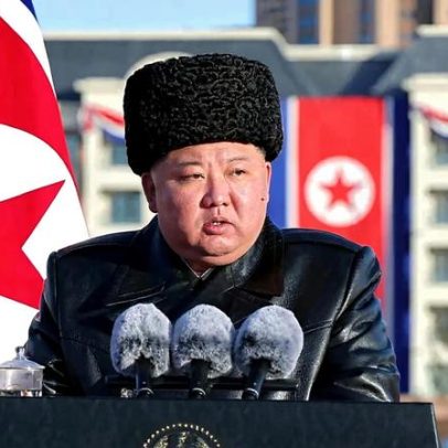 Coreia do Norte exibe lançador de mísseis com ogivas nucleares