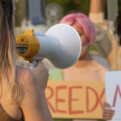 Crimes de ódio quase duplicam em 2025, aponta a APAV