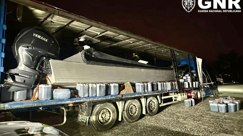 Embarcação de alta velocidade apreendida pela GNR estava no interior de um veículo num armazém