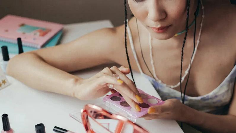 Maquilhagem com fator de proteção solar (SPF) é uma solução prática para cuidar da pele