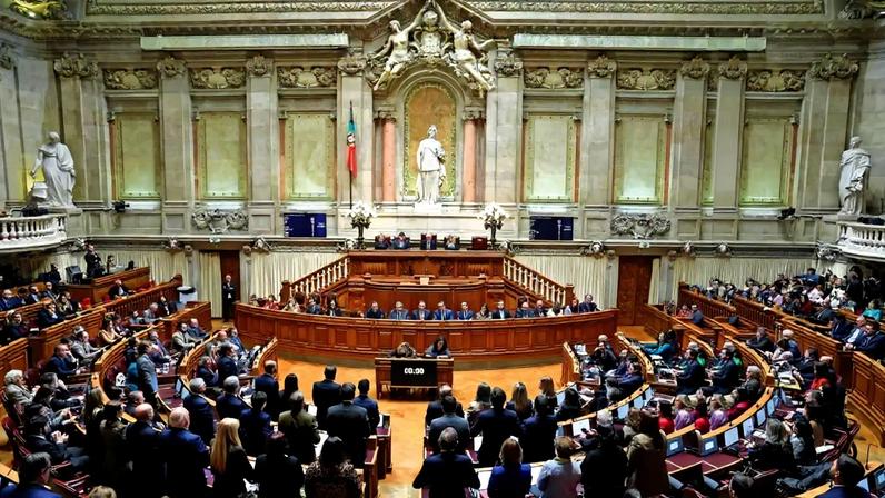 Proposta foi aprovada com os votos favoráveis do PSD, CDS-PP e IL