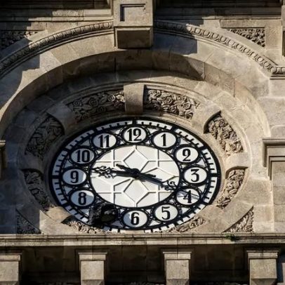 Número sete foi reposto no relógio da Câmara do Porto