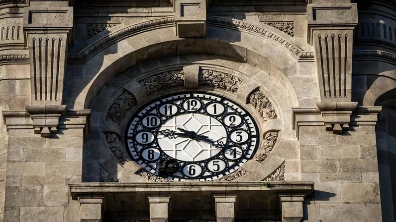 Imagem de contexto do artigo Reposto número sete que tinha caído do relógio do edifício da Câmara do Porto